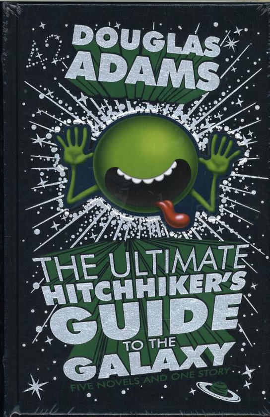 Couverture du livre 'The Ultimate Hitchhiker's Guide to the Galaxy' de Douglas Adams, avec un alien vert et du texte argenté.