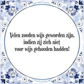 Tegeltje met Spreuk (Tegeltjeswijsheid): Velen zouden wijs geworden zijn, indien zij zich niet voor wijs gehouden hadden! + Kado verpakking & Plakhanger