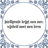 Tegeltje met Spreuk (Tegeltjeswijsheid): Intelligentie krijgt men mee, wijsheid moet men leren + Kado verpakking & Plakhanger