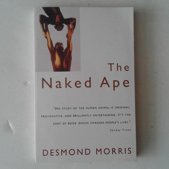 Boekcover van 'The Naked Ape' met een afbeelding van een man die een aap vasthoudt, en citaten van Sunday Times en Desmond Morris.
