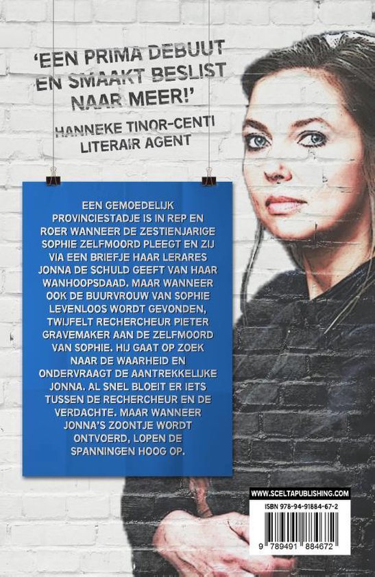 Vrouw met blauwe ogen en krullend haar, kijkt naar de camera. Boek met de titel 'Een prima debuut en smaakt beslist naar meer!'