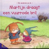 Martijn Draagt Een Vuurrode Bril N02334