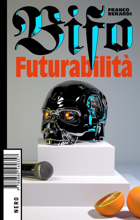 Zwart glimmende robot helm met oranje gloeiende ogen op een witte sokkel, naast een microfoon en sinaasappelpartjes. Titel: Futurabilità.