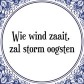 Tegeltje met Spreuk (Tegeltjeswijsheid): Wie wind zaait, zal storm oogsten + Kado verpakking & Plakhanger
