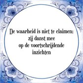 Tegeltje met Spreuk (Tegeltjeswijsheid): De waarheid is niet te claimen; zij danst mee op de voortschrijdende inzichten + Kado verpakking & Plakhanger