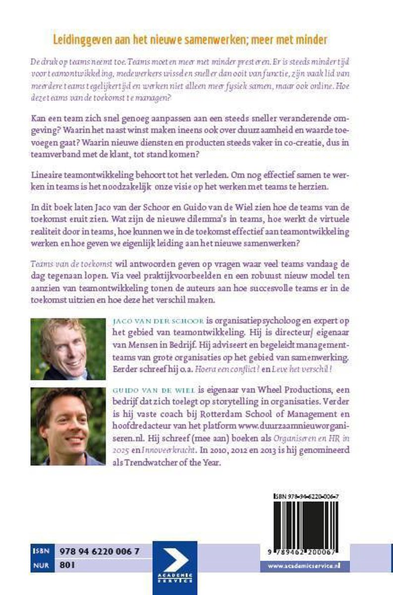 Achterkant boek met tekst en twee portretten van mannen.