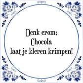 Tegeltje met Spreuk (Tegeltjeswijsheid): Denk erom; Chocola laat je kleren krimpen! + Kado verpakking & Plakhanger