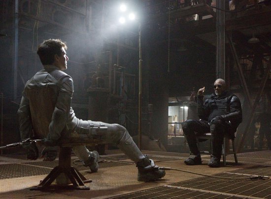 Tom Cruise gebonden, Morgan Freeman zit tegenover hem in een donkere ruimte.