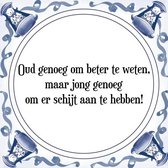 Tegeltje met Spreuk (Tegeltjeswijsheid): Oud genoeg om beter te weten, maar jong genoeg om er schijt aan te hebben! + Kado verpakking & Plakhanger