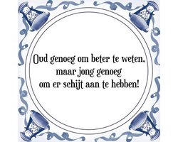 Tegeltje met Spreuk (Tegeltjeswijsheid): Oud genoeg om beter te weten, maar jong genoeg om er schijt aan te hebben! + Kado verpakking & Plakhanger
