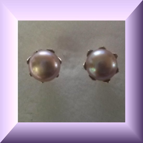 Boucles d'oreilles perles lilas dans un cadre magnifique