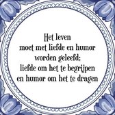 Tegeltje met Spreuk (Tegeltjeswijsheid): Het leven moet met liefde en humor worden geleefd; liefde om het te begrijpen en humor om het te dragen + Kado verpakking & Plakhanger