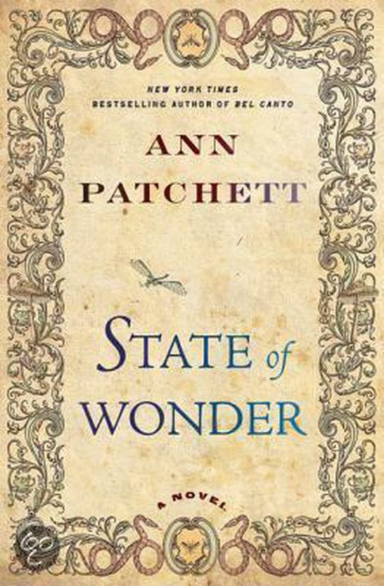 Boekomslag van 'State of Wonder' van Ann Patchett. De achtergrond is vergeeld perkament met een sierlijke, donkerbruine rand. De titel 'State of Wonder' staat in grote, blauwe en paarse letters in het midden. Boven de titel staat 'ANN PATCHETT'. Een kleine, gevleugelde libelle zweeft boven de titel.