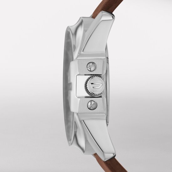Zij-aanzicht van een zilverkleurig horloge met bruine lederen band, met focus op de kast.