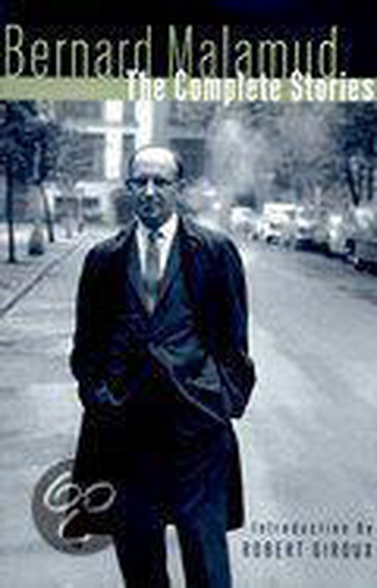 Bernard Malamud, The Complete Stories, met een man in pak en lange jas die op straat staat.