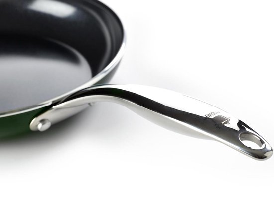 Donkergroene koekenpan met glanzend zilverkleurig, ergonomisch handvat met logo.