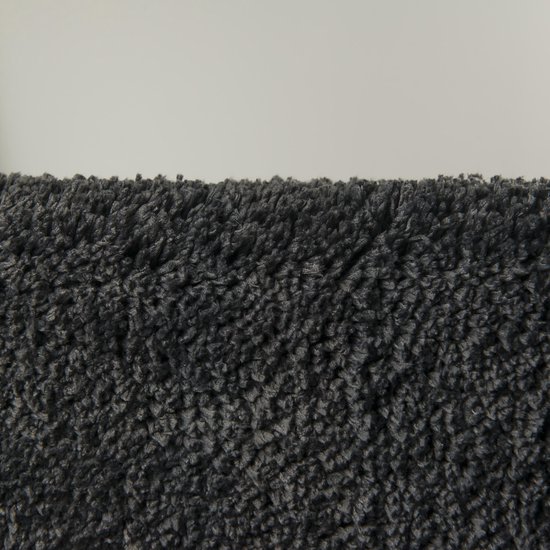 Close-up van de zachte, pluizige textuur van de donkergrijze Sealskin toiletmat.
