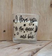 Witte geur kaars (vanille) met de tekst "I love you to the moon and back