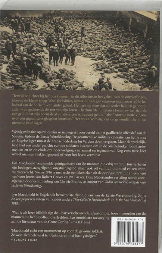 Achterkant boek "Somme 1916" met foto van veel soldaten en tekst.