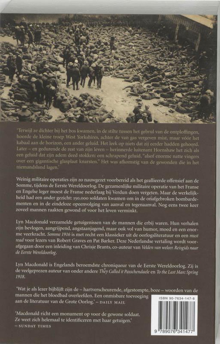 Achterkant boek "Somme 1916" met foto van veel soldaten en tekst.