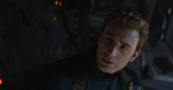 Captain America kijkt bezorgd, met donkere kleding en een blauw accent.