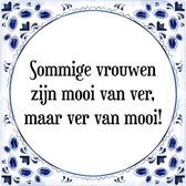 Tegeltje met Spreuk (Tegeltjeswijsheid): Sommige vrouwen zijn mooi van ver, maar ver van mooi! + Kado verpakking & Plakhanger