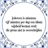 Tegeltje met Spreuk (Tegeltjeswijsheid): Iedereen is minstens vijf minuten per dag een idioot; wijsheid bestaat eruit die grens niet te overschrijden + Kado verpakking & Plakhanger