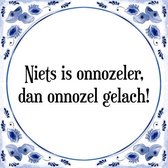 Tegeltje met Spreuk (Tegeltjeswijsheid): Niets is onnozeler, dan onnozel gelach! + Kado verpakking & Plakhanger