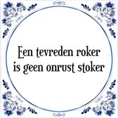 Tegeltje met Spreuk (Tegeltjeswijsheid): Een tevreden roker is geen onrust stoker + Kado verpakking & Plakhanger