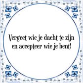 Tegeltje met Spreuk (Tegeltjeswijsheid): Vergeet wie je dacht te zijn en accepteer wie je bent! + Kado verpakking & Plakhanger