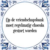 Tegeltje met Spreuk (Tegeltjeswijsheid): Op de vriendschapsbank moet regelmatig chocola gestort worden + Kado verpakking & Plakhanger