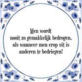 Tegeltje met Spreuk (Tegeltjeswijsheid): Men wordt nooit zo gemakkelijk bedrogen, als wanneer men erop uit is anderen te bedriegen! + Kado verpakking & Plakhanger