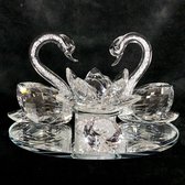 Kristal glas zwaan 2 in 1 17x10x9cm met met kristal glas diamant van 3cm & lotus van 8cm met verlichting. De nek van de zwaan & onder de lotus hebben prachtige witte kleine deeltjes van kristaldiamanten