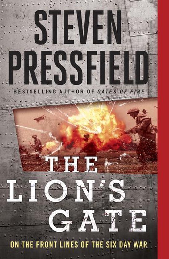 Boekcover met de titel "The Lion's Gate" van Steven Pressfield. Een explosie met soldaten en vliegtuigen op de achtergrond.