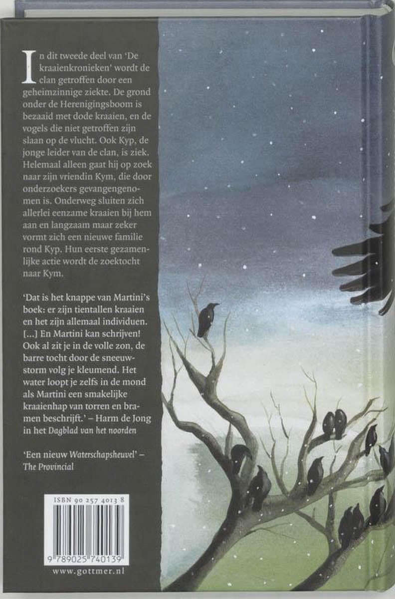 Achterkant van een boek met tekst en een afbeelding van kraaien in bomen tegen een nachtelijke, besneeuwde hemel.