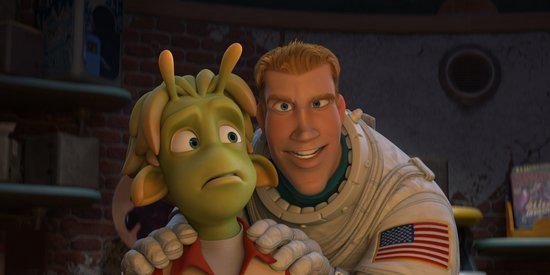 Een astronaut in een wit ruimtepak met Amerikaanse vlag legt zijn armen om een groen buitenaards wezen met grote ogen.