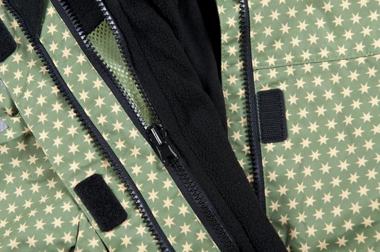 Detail van een groene jas met sterrenprint, met een rits en zwarte fleece voering.