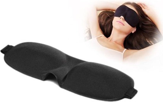 Zwart 3D slaapmasker met verstelbare band, gedragen door een vrouw in bed.