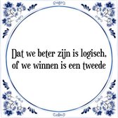 Tegeltje met Spreuk (Tegeltjeswijsheid): Dat we beter zijn is logisch, of we winnen is een tweede + Kado verpakking & Plakhanger