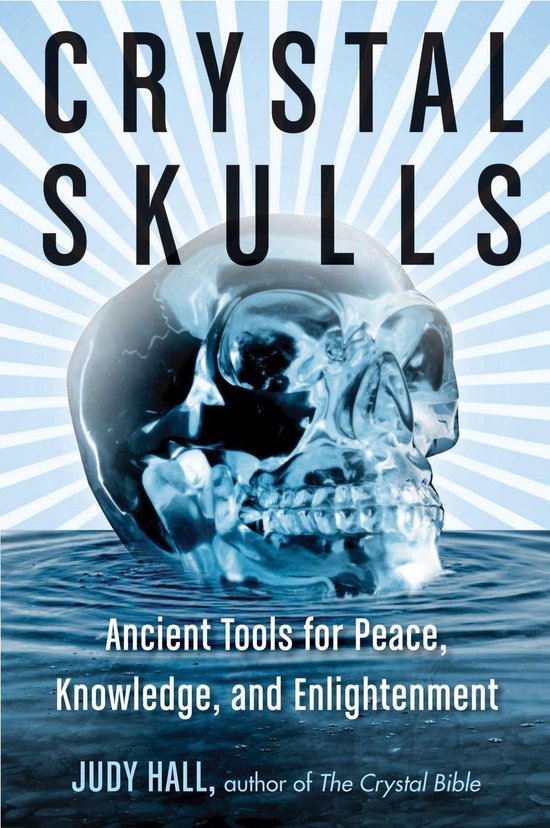 Boekcover met de titel "CRYSTAL SKULLS" en een doorzichtige schedel boven water, met tekst "Ancient Tools for Peace, Knowledge, and Enlightenment".