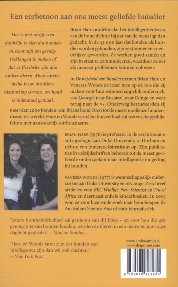 Achterkant van het boek 'De wijsheid van honden' met een portret van Brian Hare en Vanessa Woods.