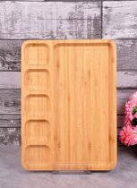 Bamboe serveerbord met vakjes.