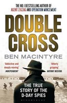 Boekomslag: "Double Cross" door Ben Macintyre. Een man met hoed kijkt weg van de camera, met op de achtergrond D-Day-landingen.