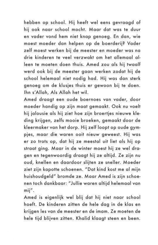 Amed wil zijn broertjes nieuwe kleren. Hij is jaloers op hun nieuwe kleding.