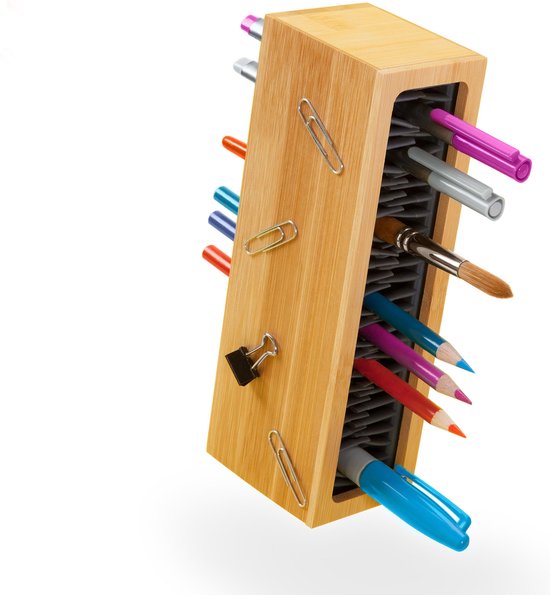 Houten bureau organizer met pennen, potloden, stiften, een kwast en paperclips.