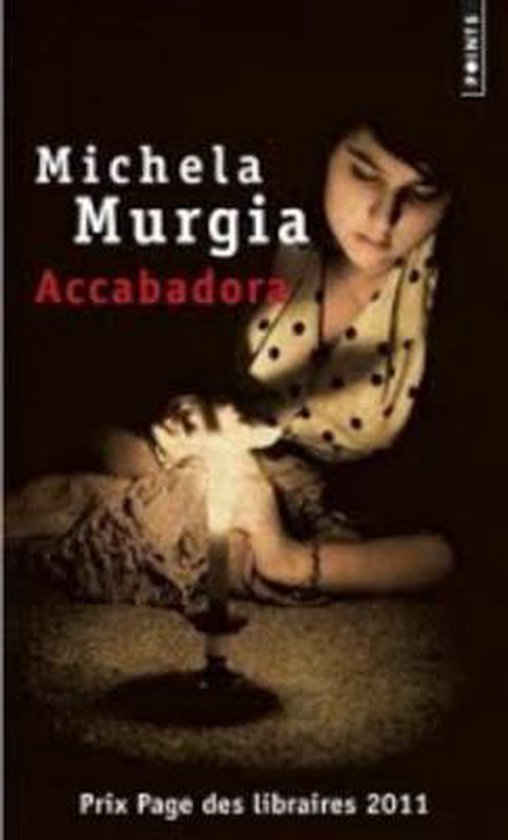 Accabadora, Michla Murgia. Een vrouw in een polkadot blouse zit bij kaarslicht.