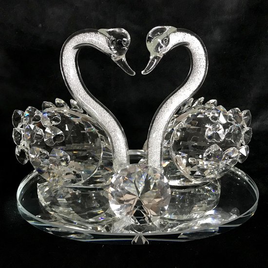Kristal glas zwaan 2 in 1  19x13cm  met met kristal glas diamant van 4.5CM De nek van de zwaan heeft prachtige witte kleine deeltjes van kristaldiamanten.