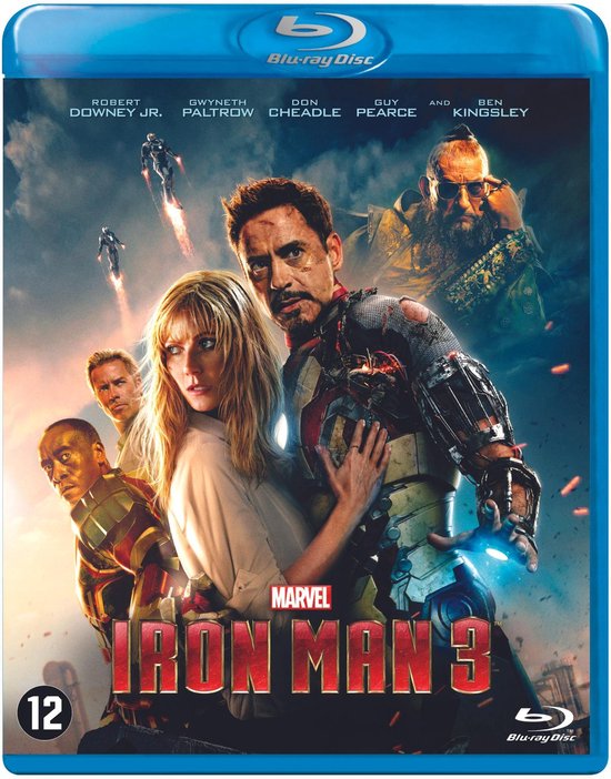 De Blu-ray hoes van Iron Man 3 toont Tony Stark in zijn Iron Man pak, geflankeerd door Pepper Potts en andere personages. Op de achtergrond vliegen Iron Men en de Mandarin.