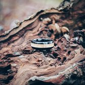 Ainsley ring – Brisa Gaia – Zwart Tungsten Staal – Eikenhout - Houtenring
