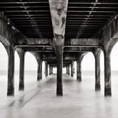 Dibond - Zee / Strand - Pier grijs / wit / Zwart - 100 x 100 cm.